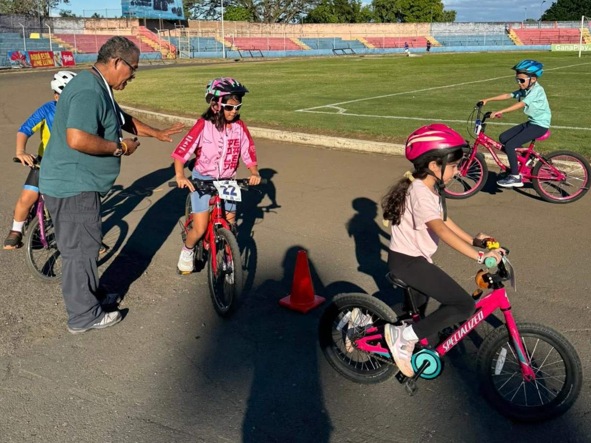 Academia de ciclismo en el estadio Óscar Quiteño, de Santa Ana. Foto Cortesía