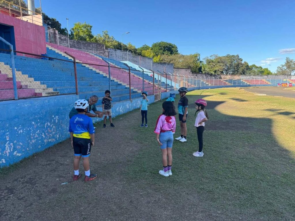 Alumnos de la academia en su calentamiento previo. Foto Cortesía