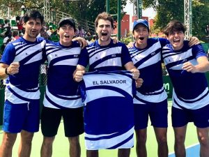 El equipo salvadoreño de tenis masculino, guiado por Diego Durán, venció en Benín en Copa Davis. / Foto vía X de INDES