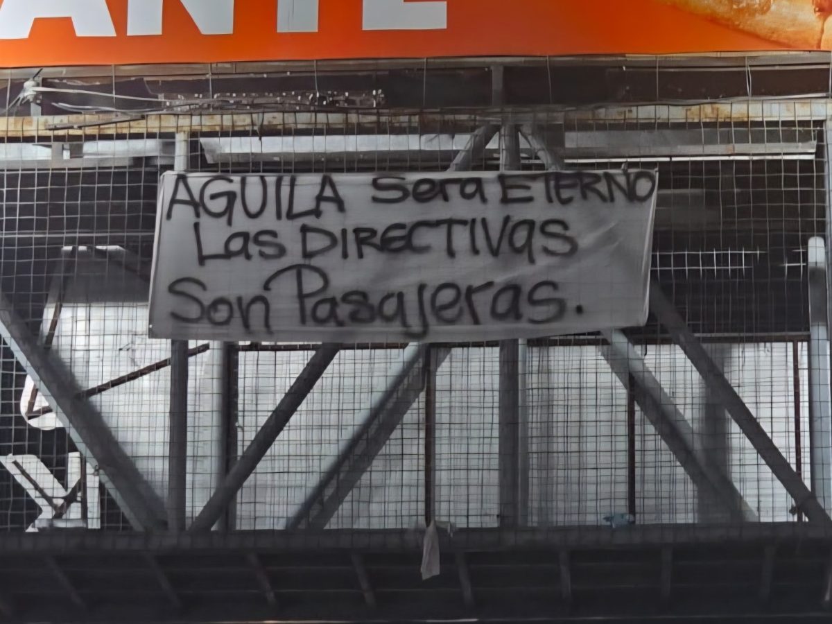 Pancartas en San Miguel en descontento con la directiva del Águila. Foto Cortesía