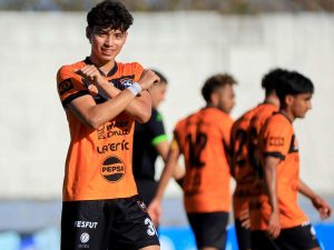 Carlos Garay celebra gol de Águila contra Fuerte San Francisco en Copa Presidente. Foto Cortesía INDES