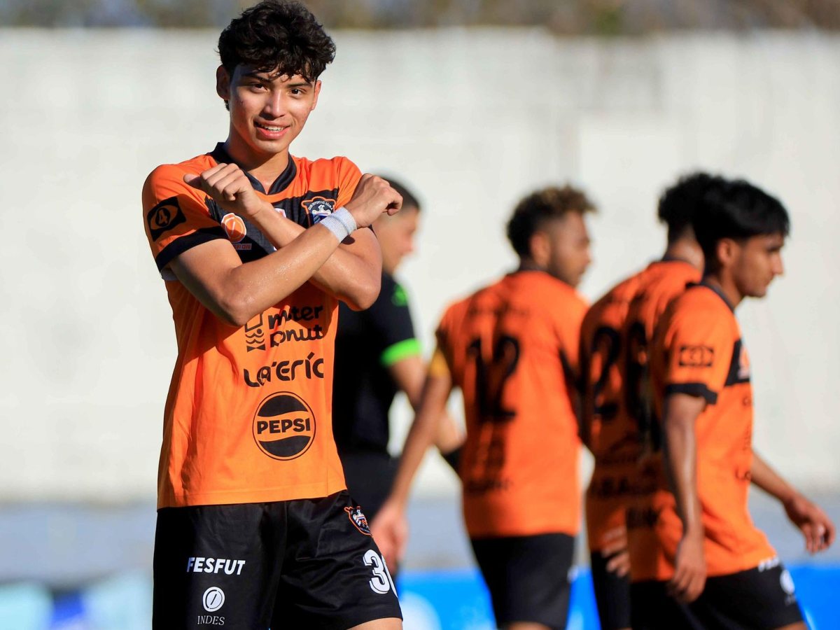 Carlos Garay celebra gol de Águila contra Fuerte San Francisco en Copa Presidente. Foto Cortesía INDES
