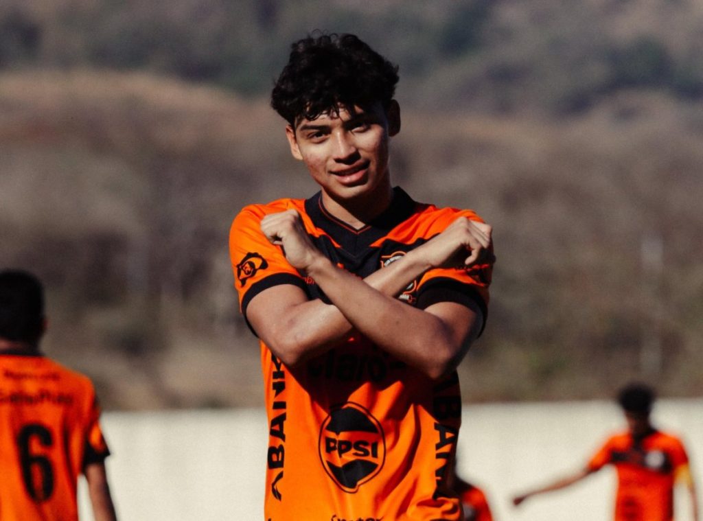 Carlos Garay celebra el primer gol de Águila contra Fuerte San Francisco. Foto X Águila