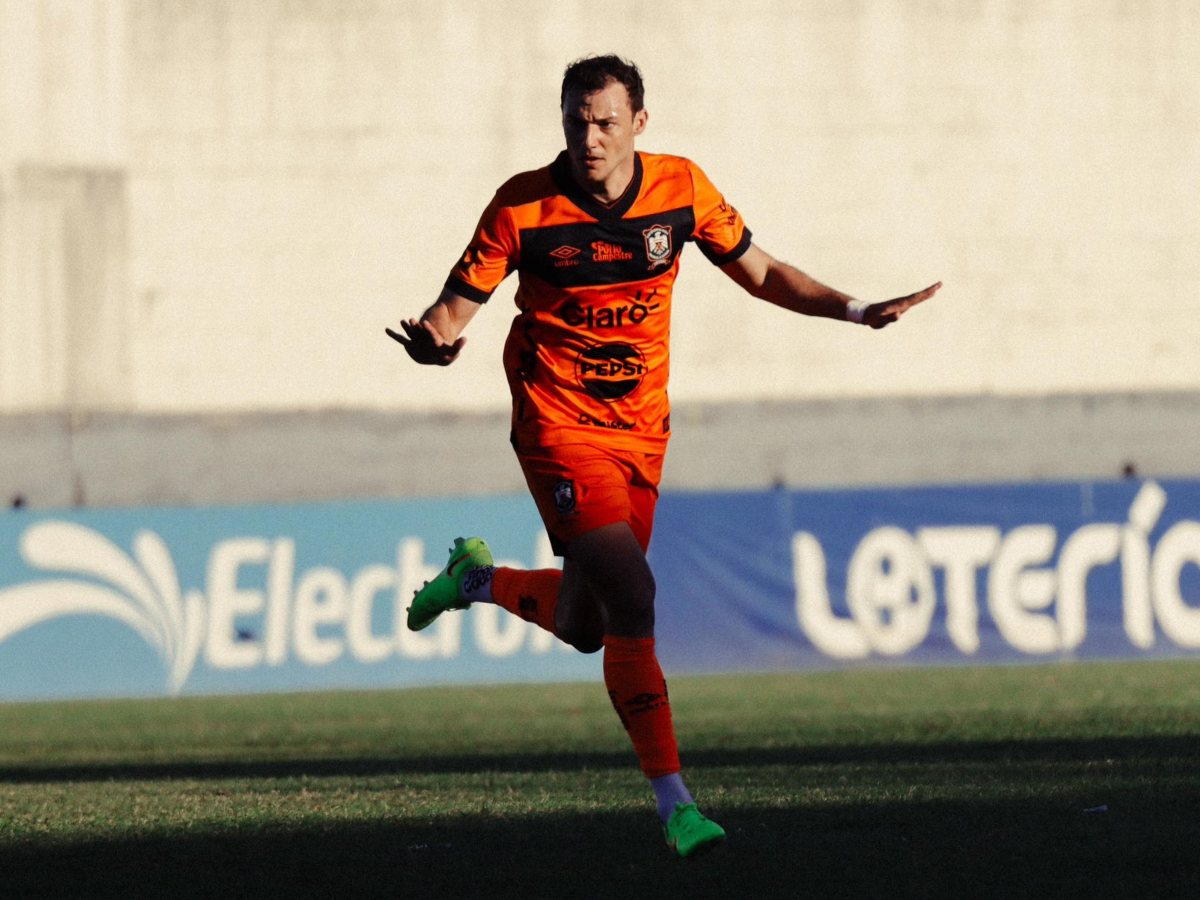 Tomás Granitto celebra el gol del gane de Águila contra Fuerte San Francisco. Foto X Águila