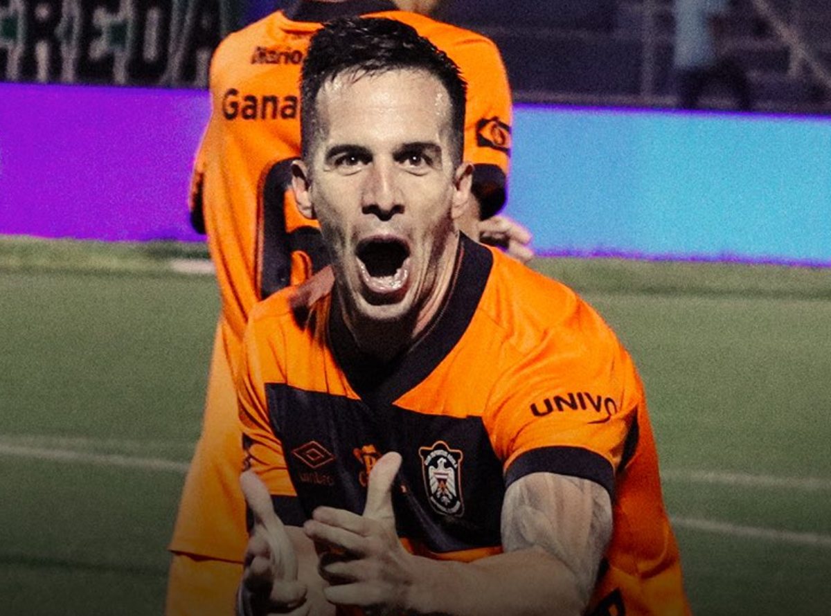 Federico Andrada celebra el gol del gane de Águila ante Inter FA. Foto X Águila