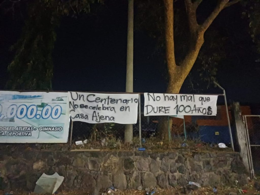 Pancartas en San Miguel en descontento con la directiva del Águila. Foto Cortesía