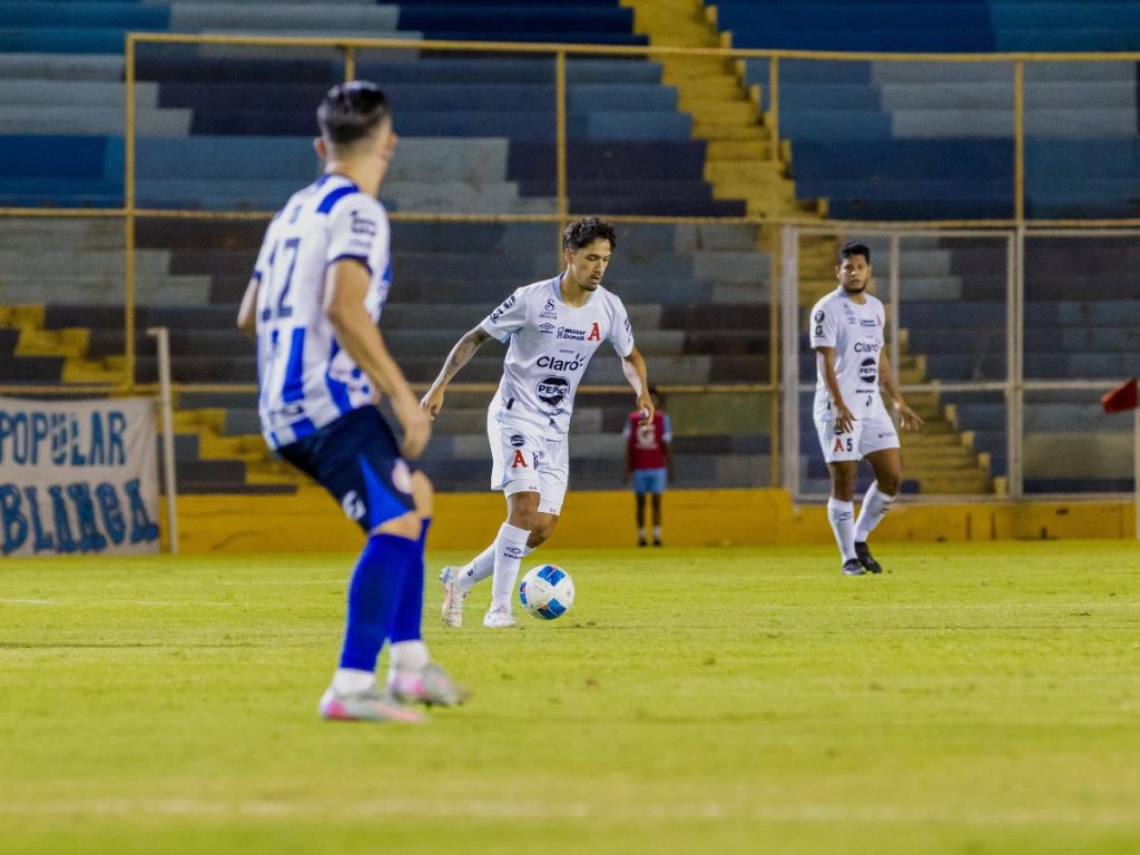 Enrico Dueñas de Alianza controla el balón contra Metapán. Foto X Alianza