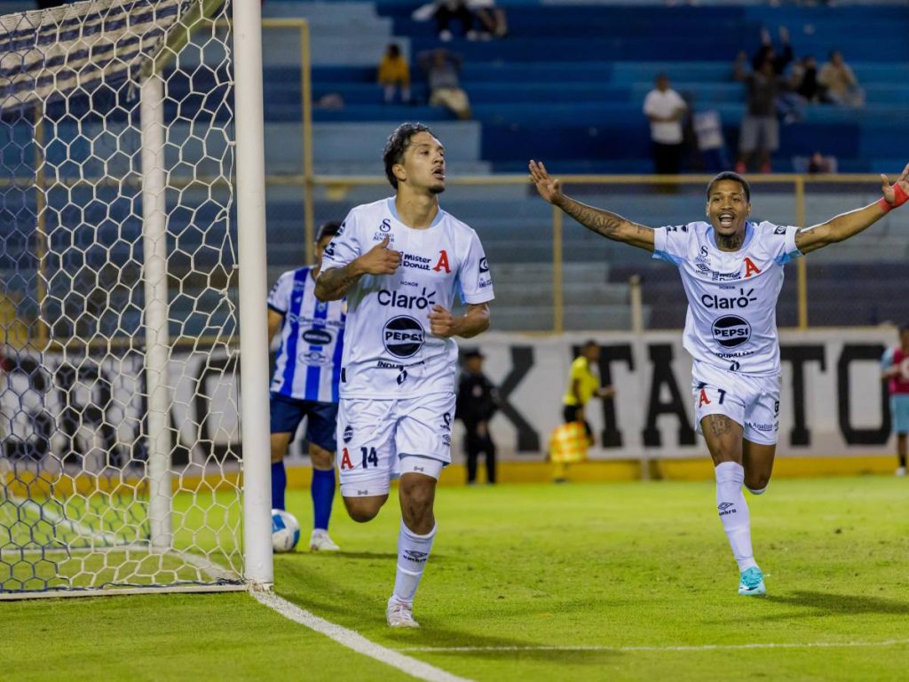 Enrico Dueñas (izq.) celebra su gol del gane con Alianza ante el Metapán. Foto X Alianza