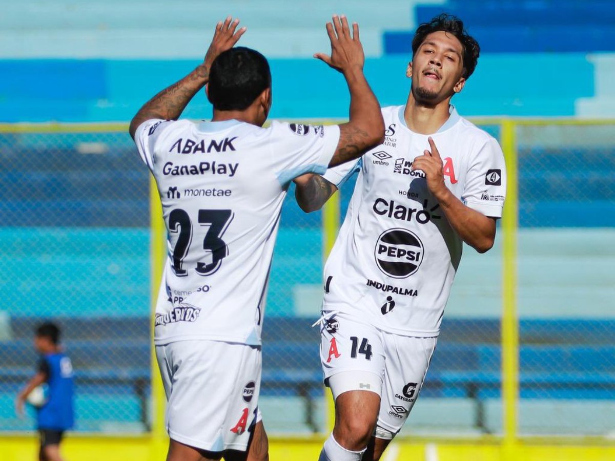 Michell Mercado (23) celebra gol de Enrico Dueñas (14) de Alianza ante el Hércules. Foto X Alianza