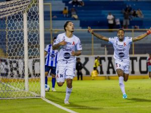 Enrico Dueñas (izq.) celebra su gol del gane con Alianza ante el Metapán. Foto X Alianza