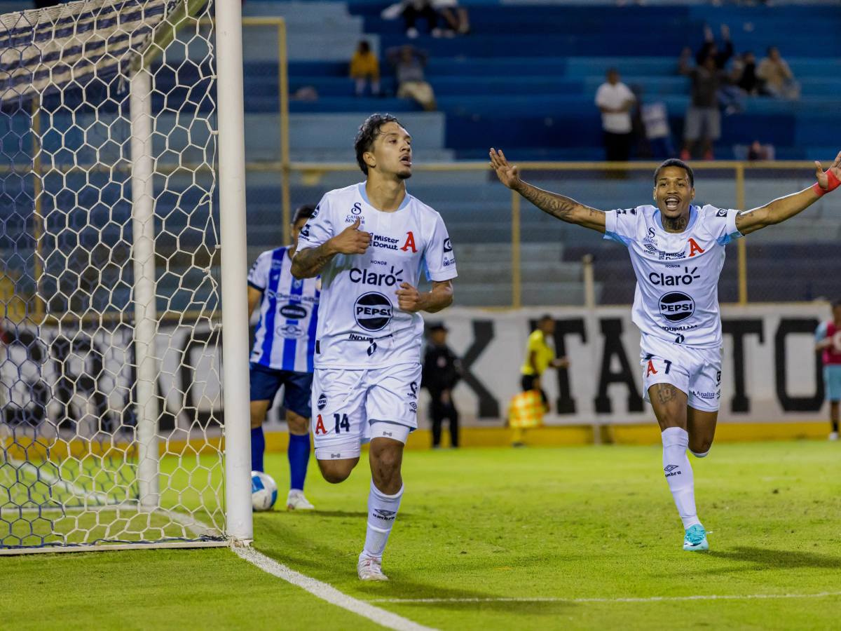 Enrico Dueñas (izq.) celebra su gol del gane con Alianza ante el Metapán. Foto X Alianza