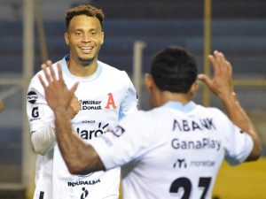 Los albos regresaron al triunfo y frustraron el festejo de centenario de los emplumados en el estadio Cuscatlán. Enrico, Moura y Bello fueron los encargados de poner a celebrar a los capitalinos.