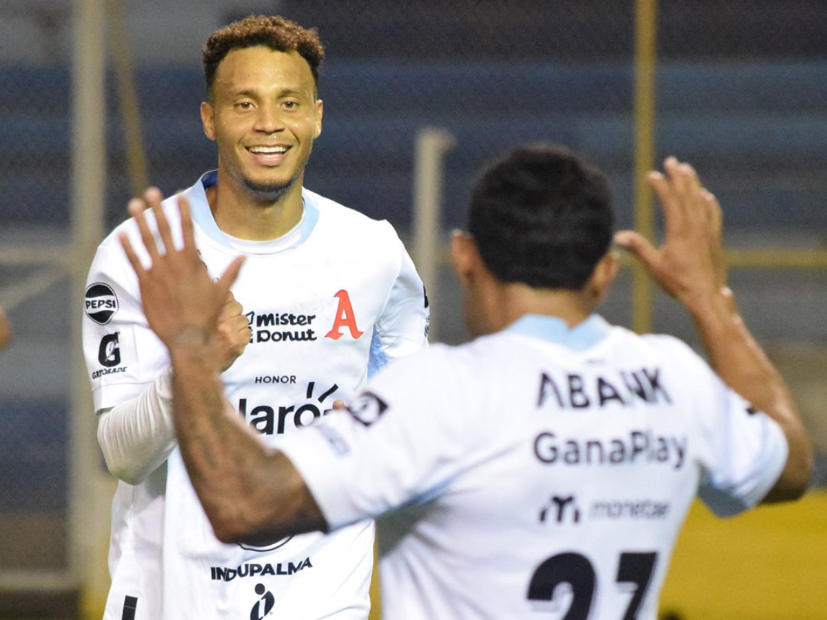 Los albos regresaron al triunfo y frustraron el festejo de centenario de los emplumados en el estadio Cuscatlán. Enrico, Moura y Bello fueron los encargados de poner a celebrar a los capitalinos.