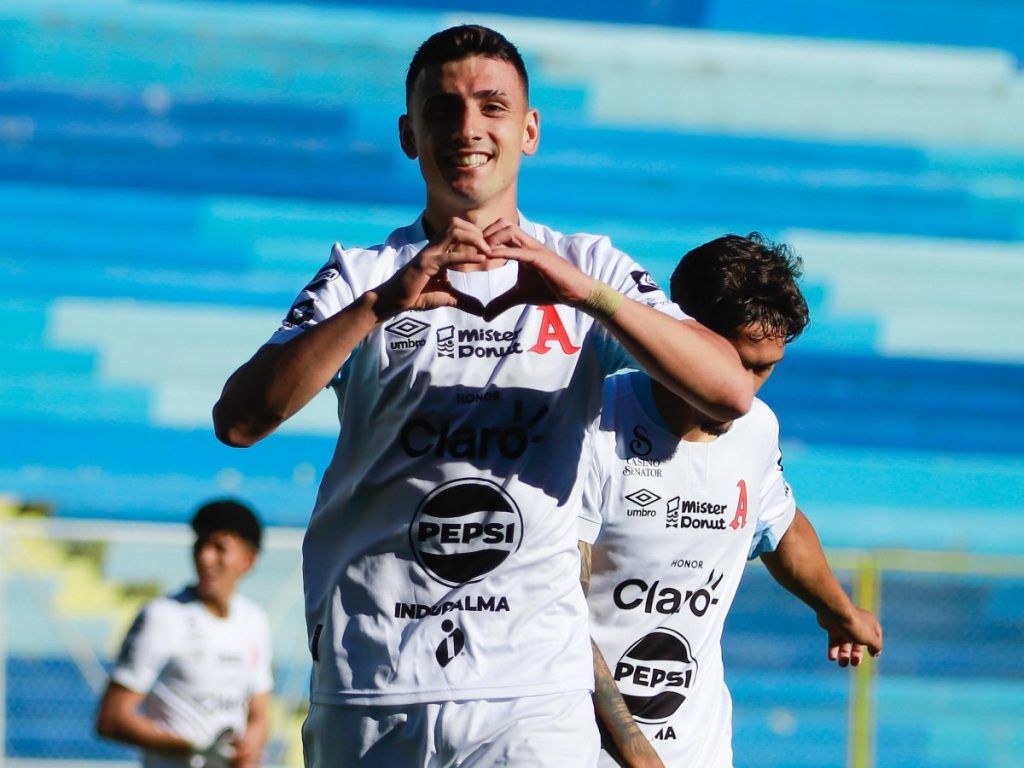 Matías Steib celebra su primer gol con Alianza ante el Hércules. Foto X Alianza