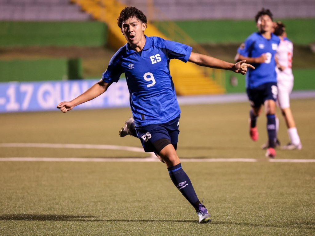 Andrew Sorto celebra uno de sus tres goles ante Belice. Foto Cortesía FESFUT