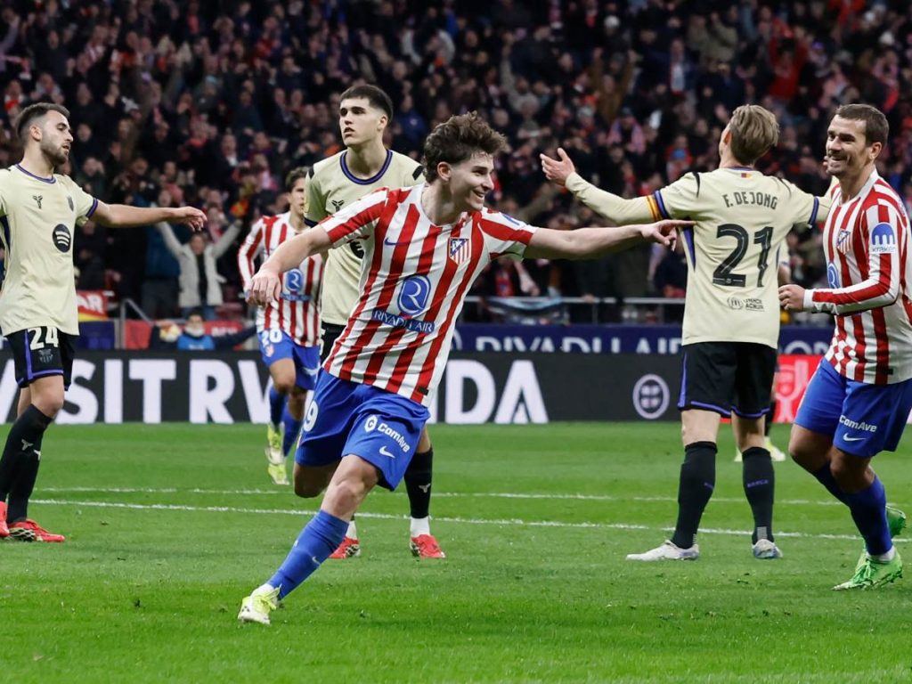 Julián Álvarez (centro) celebra gol de Atlético de Madrid contra el Barcelona. Foto AFP