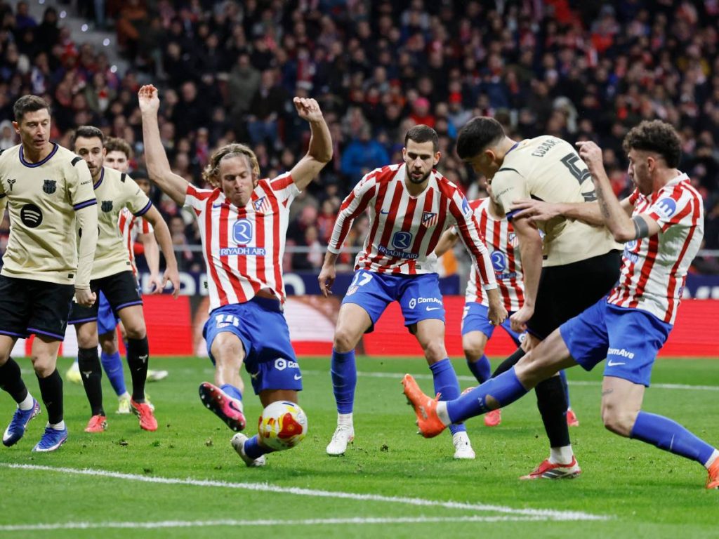 El defensa español #05 del Barcelona Pau Cubarsi (2R) marca un gol que fue anulado durante el partido de ida de la semifinal de la Copa del Rey entre el Club Atlético de Madrid y el FC Barcelona en el Estadio Metropolitano de Madrid el 12 de febrero de 2026. Foto AFP