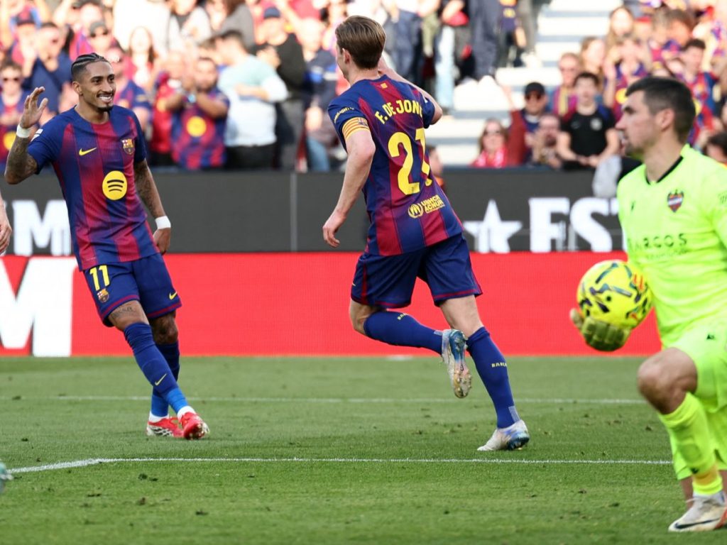 Frenkie De Jong (der.) celebra el segundo gol del Barca junto a Raphinha ante el Levante. Foto AFP