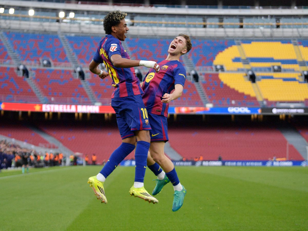 Lamine Yamal (izq.) celebra junto a Fermín López victoria del Barcelona ante el Villareal. Foto AFP