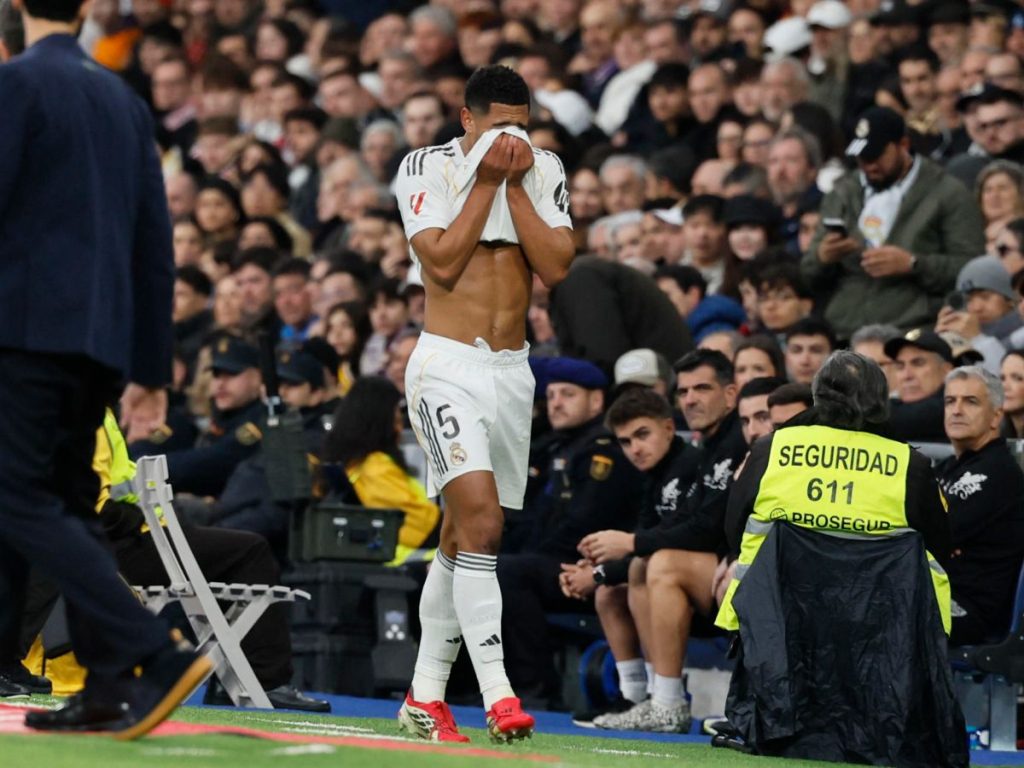 El centrocampista del Real Madrid Jude Bellingham tras resultar lesionado a los nueve minutos del partido de LaLiga que enfrenta al Real Madrid y al Rayo Vallecano, este domingo, en el Santiago Bernabéu. EFE