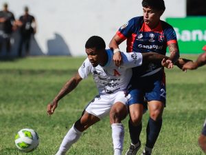 Andrés Bello (izq.) marcado por defensa del Vendaval. Foto X Alianza