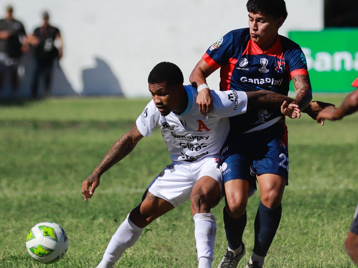 Andrés Bello (izq.) marcado por defensa del Vendaval. Foto X Alianza