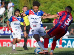 Lucas Dos Santos de Firpo pelea balón contra defensa de Cacahuatique. Foto X Firpo