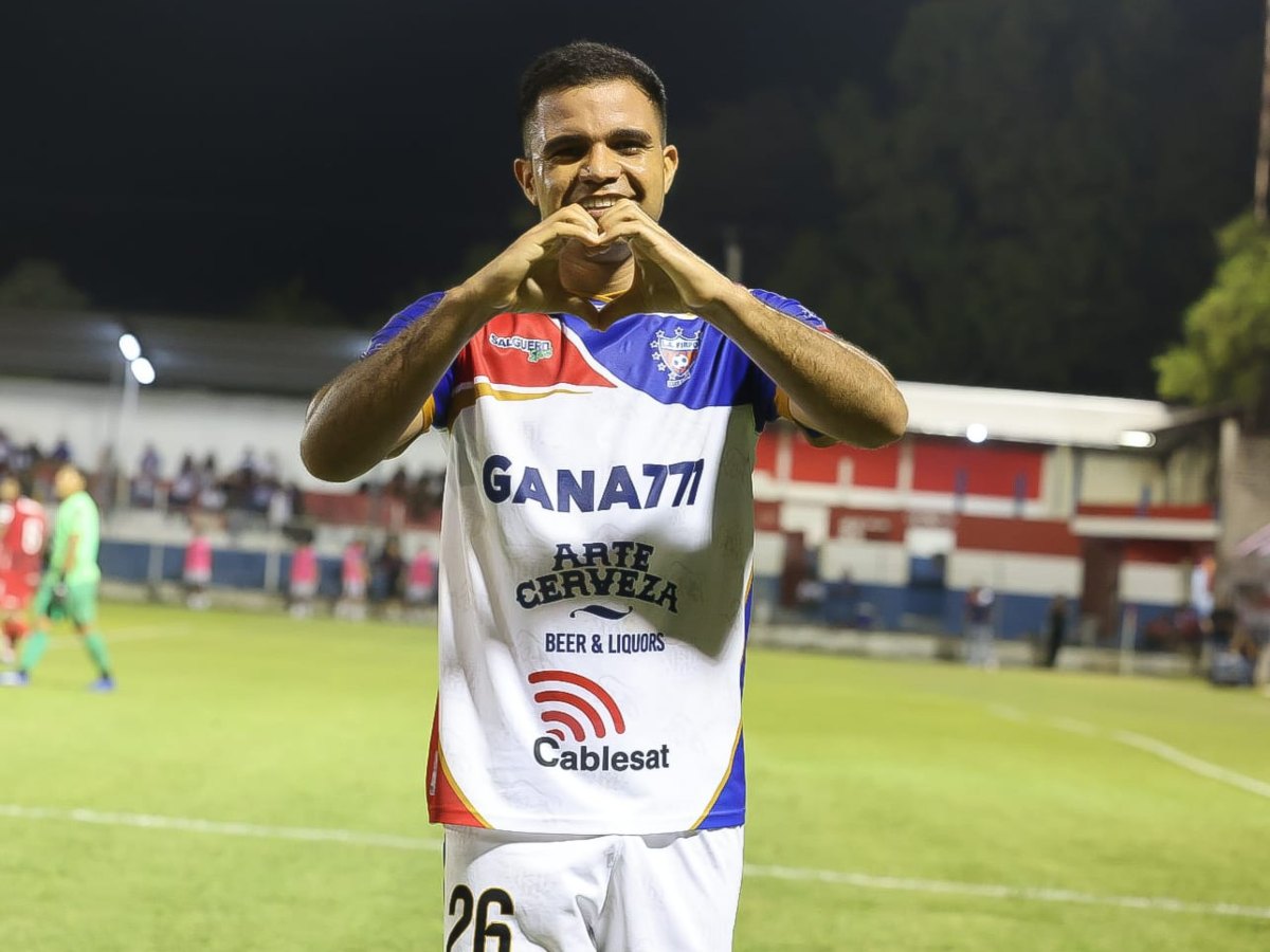 Marcelo Ferreira celebra su gol ante Hércules en la victoria de Firpo. Foto X Firpo