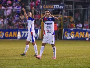Marcelo Ferreira celebra su primer gol con Firpo ante Platense. Foto X Firpo