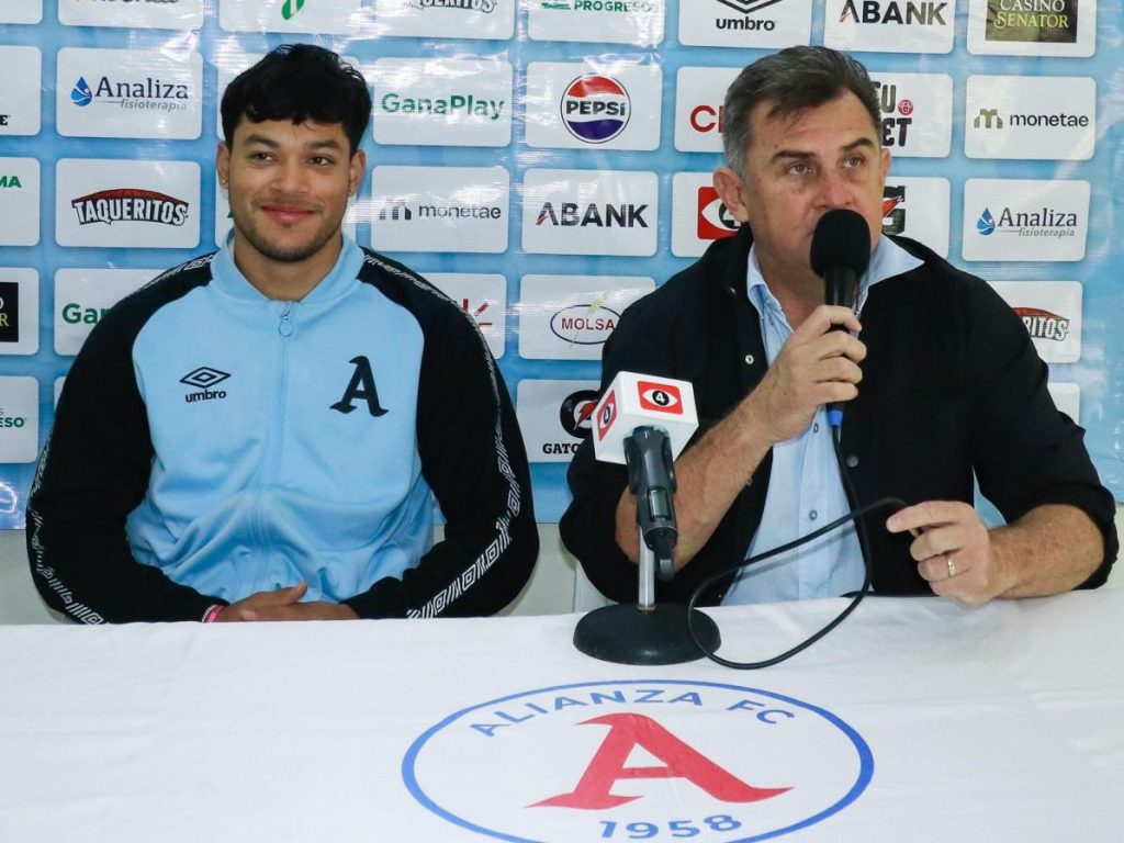 Francis Castillo (izq.) presentado como nuevo fichaje de Alianza. Foto X Alianza