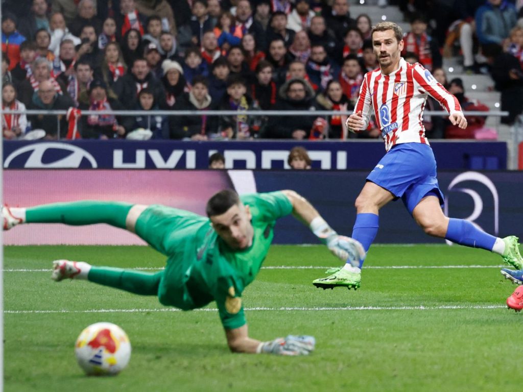 El delantero francés #07 del Atlético de Madrid Antoine Griezmann (R) marca el segundo gol de su equipo durante el partido de ida de la semifinal de la Copa del Rey entre el Club Atlético de Madrid y el FC Barcelona en el Estadio Metropolitano de Madrid el 12 de febrero de 2026. Foto AFP