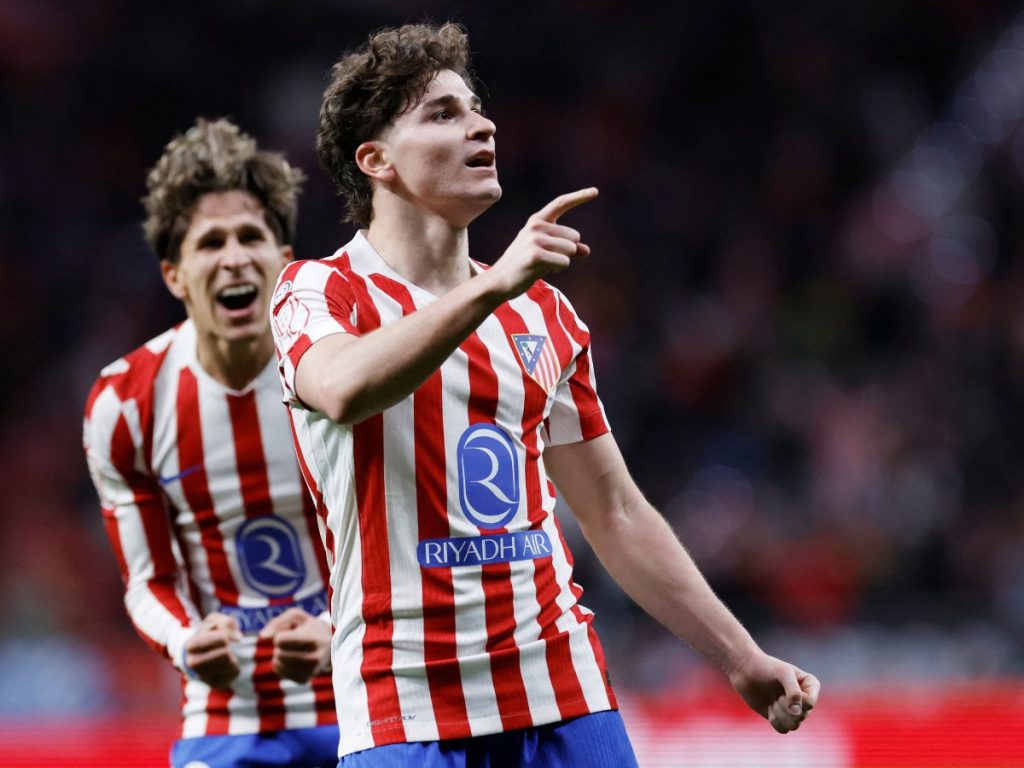 Julián Álvarez celebra su gol contra el Barcelona. Foto AFP