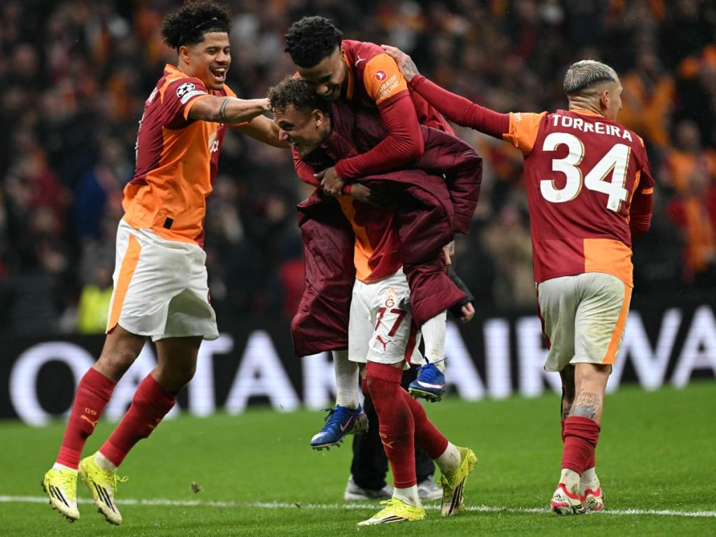 Noa Lang festeja uno de los goles en la contundente victoria 5-2 del Galatasaray sobre la Juventus en Estambul.