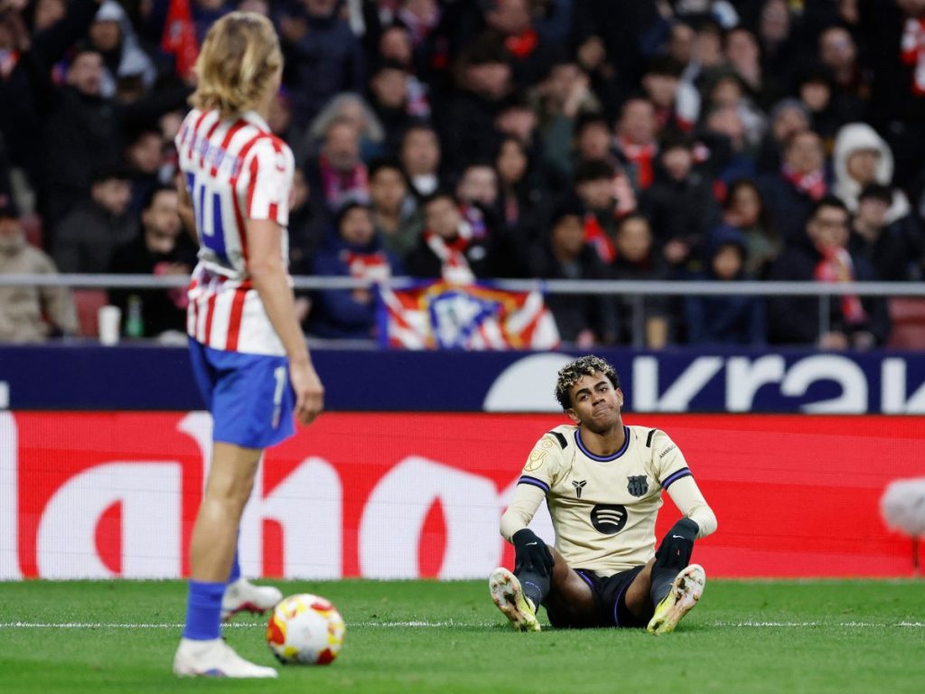 El delantero español #10 del Barcelona, ​​Lamine Yamal, reacciona durante el partido de ida de la semifinal de la Copa del Rey entre el Club Atlético de Madrid y el FC Barcelona en el Estadio Metropolitano de Madrid el 12 de febrero de 2026. Foto AFP