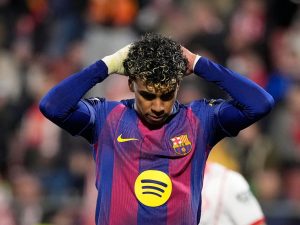 El delantero del FC Barcelona, Lamine Yamal, tras fallar un penalti durante el partido de LaLiga de fútbol que Girona FC y FC Barcelona disputan este lunes en el estadio de Moltilivi. EFE
