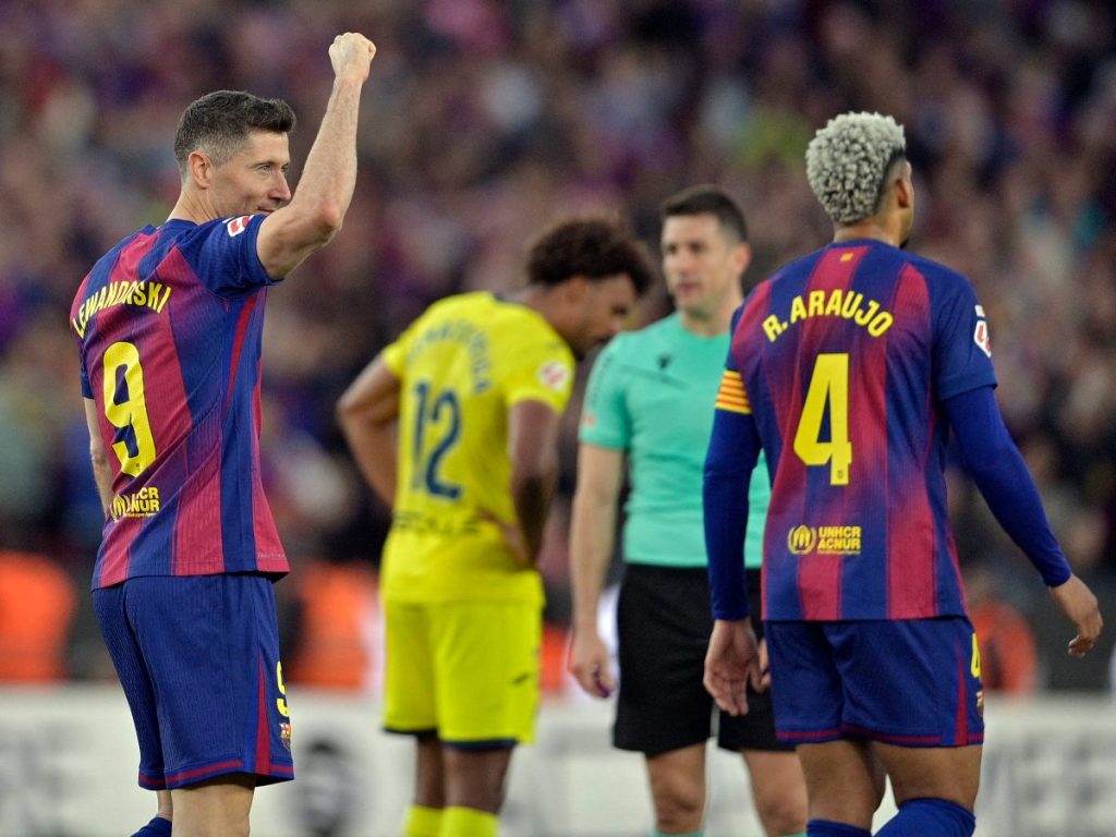 Robert Lewandowski celebra su gol con el Barcelona ante el Villareal. Foto AFP