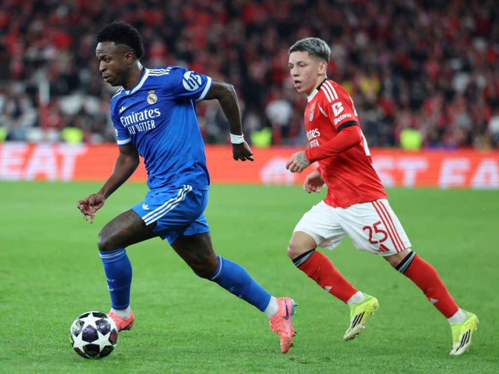 #07 Vinicius Junior lucha por el balón con el delantero argentino del SL Benfica #25 Gianluca Prestianni. Foto AFP
