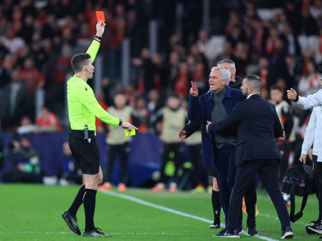 José Mourinho es expulsado del banquillo durante el duelo entre Benfica y Real Madrid y no podrá dirigir la vuelta en el Bernabéu.