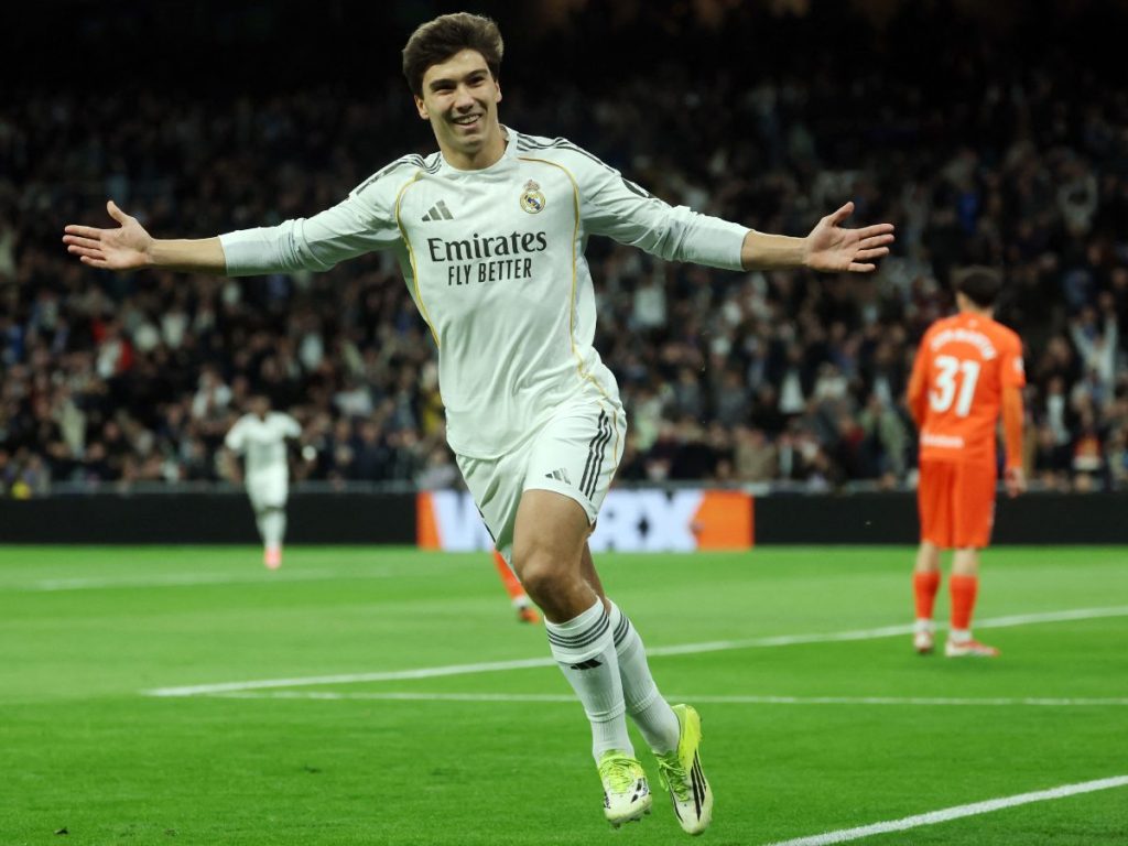 El delantero español #16 del Real Madrid, Gonzalo García, celebra el primer gol durante el partido de la liga española entre el Real Madrid CF y la Real Sociedad en el estadio Santiago Bernabéu de Madrid el 14 de febrero de 2026. Foto AFP