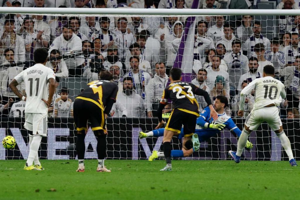 Mbappé anota el penal ganador para el Real Madrid. Foto EFE