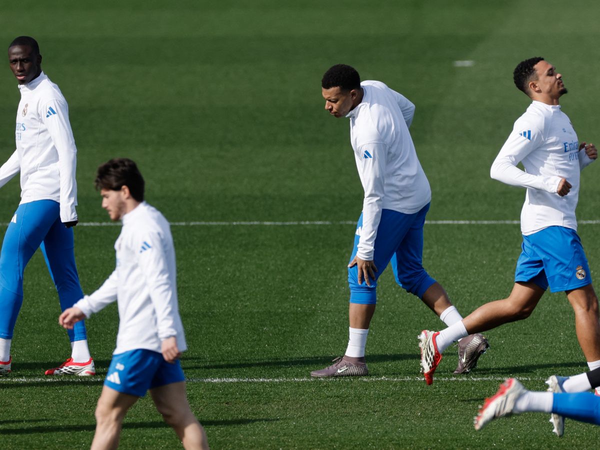 Kylian Mbappé se toca la rodilla izquierda en entreno con el Real Madrid ante el Benfica. Foto AFP