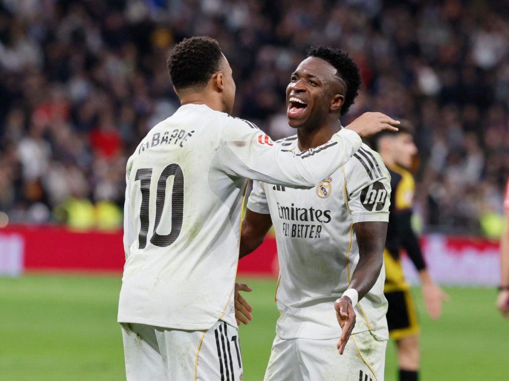 Mbappe (10) y Vinicius celebran la victoria del Real Madrid ante el Rayo Vallecano. Foto EFE