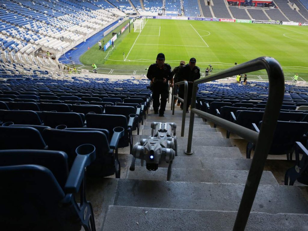 Dos perros robot K9-X suben las escaleras durante una presentación de la policía mexicana en el Estadio BBVA en Monterrey, México. Foto AFP