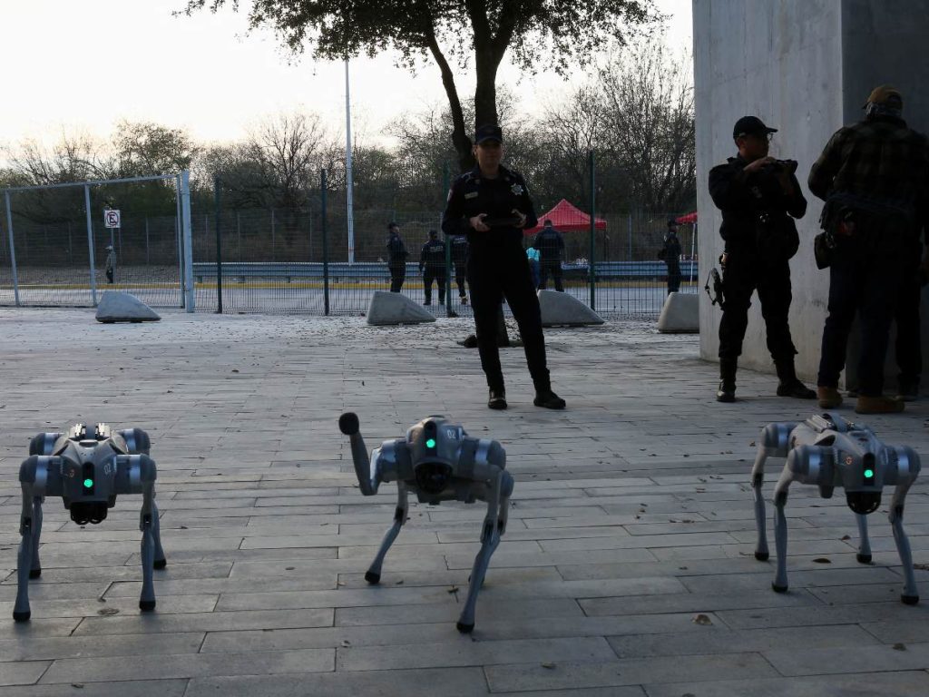 Perro robot X levanta una pata durante una presentación de la policía mexicana en el Estadio BBVA de Monterrey, México. Foto AFP