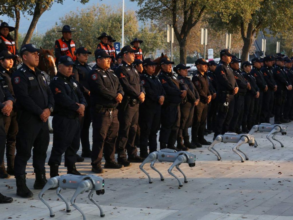 Policías hacen fila con los perros robot K9-X durante una presentación de la policía mexicana en el Estadio BBVA de Monterrey. Foto AFP