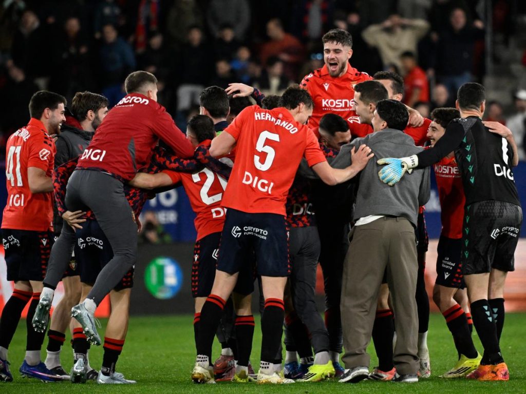 Los jugadores de Osasuna celebran su victoria al final del partido de la liga española entre CA Osasuna y Real Madrid CF en el Estadio El Sadar de Pamplona el 21 de febrero de 2026. Foto AFP