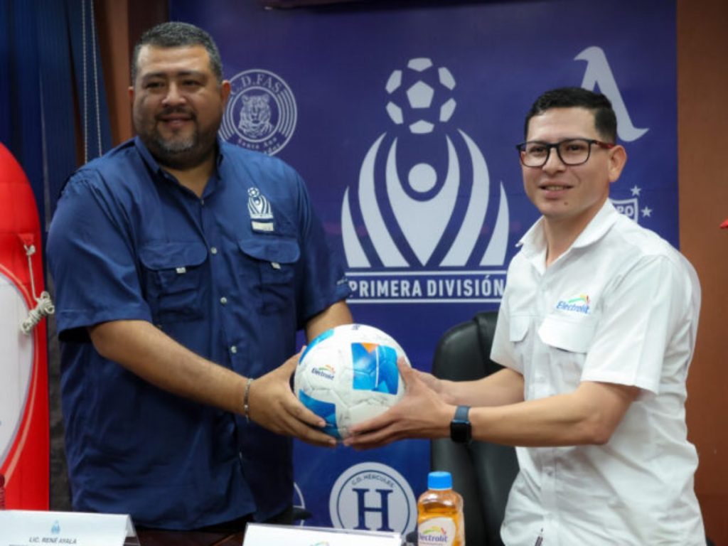 Autoridades de la Primera División presentaron el nuevo balón oficial que se utilizará en el Torneo Clausura 2026 de la Liga Mayor de Fútbol.