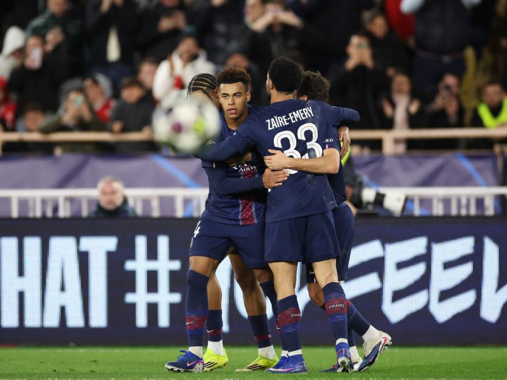 Désiré Doué celebra su doblete en la remontada 3-2 del PSG ante el Mónaco en el estadio Luis II.