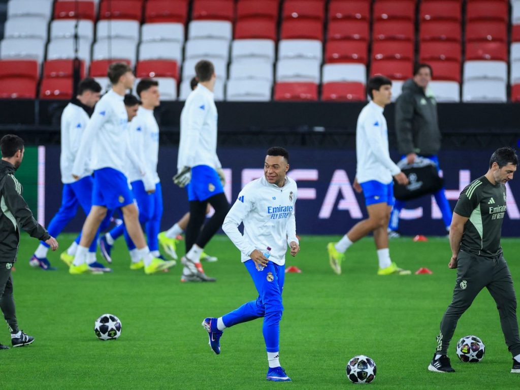 Kylian Mbappe (centro) entrena con el Real Madrid de cara a partido de Champions contra el Benfica. Foto AFP
