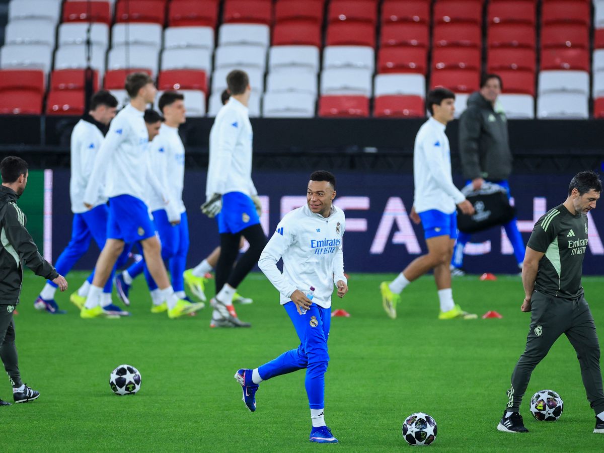 Kylian Mbappe (centro) entrena con el Real Madrid de cara a partido de Champions contra el Benfica. Foto AFP